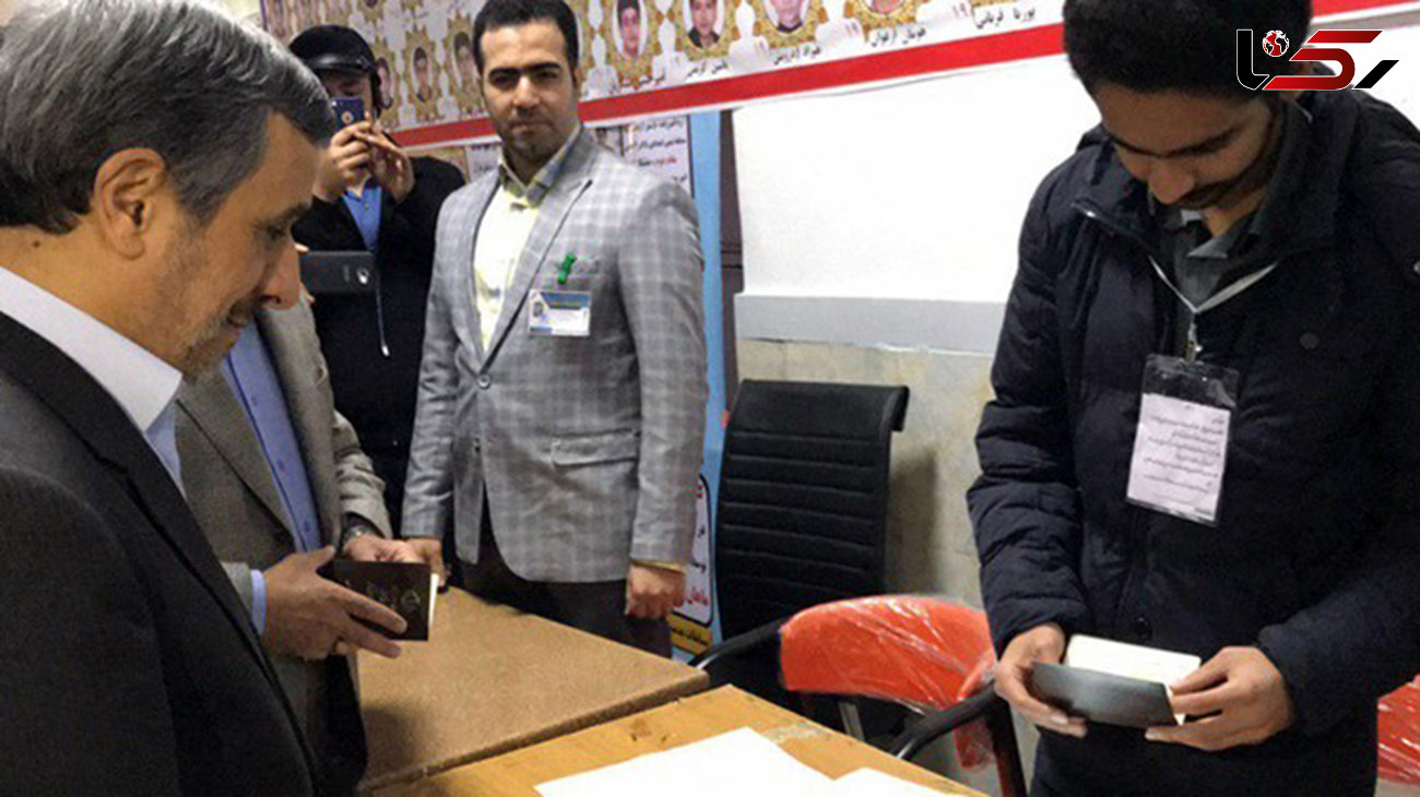 محمود احمدی نژاد رأی خود را به صندوق انداخت