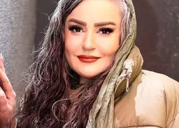 نگاهی به استایل پاییزی نعیمه نظام‌دوست در جشنواره نمایش کمدی /از کاپشن رنگ ترندی فصل تا موهای سفید!