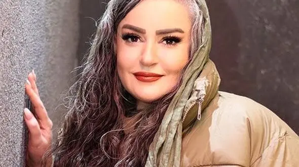 نگاهی به استایل پاییزی نعیمه نظام‌دوست در جشنواره نمایش کمدی /از کاپشن رنگ ترندی فصل تا موهای سفید!