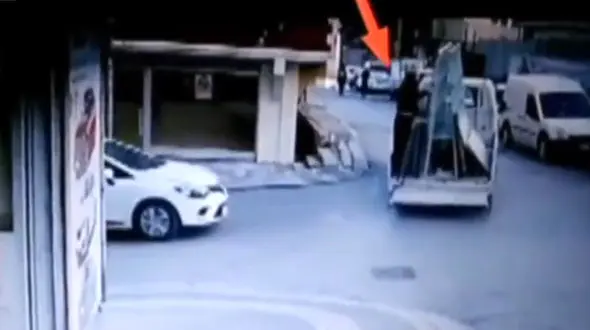 مرگ دردناک مرد جوان زیر بار شیشه + فیلم 