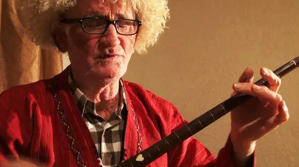 هنرمندی که گاو شیرده اش را داد و دوتار خرید / آهنگ خلیج فارس را که ساختم مرا بیمه کردند