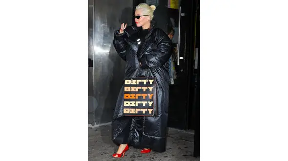 لباس کیسه‌زباله‌ایِ خواننده مشهور تجعب آور بود+عکس