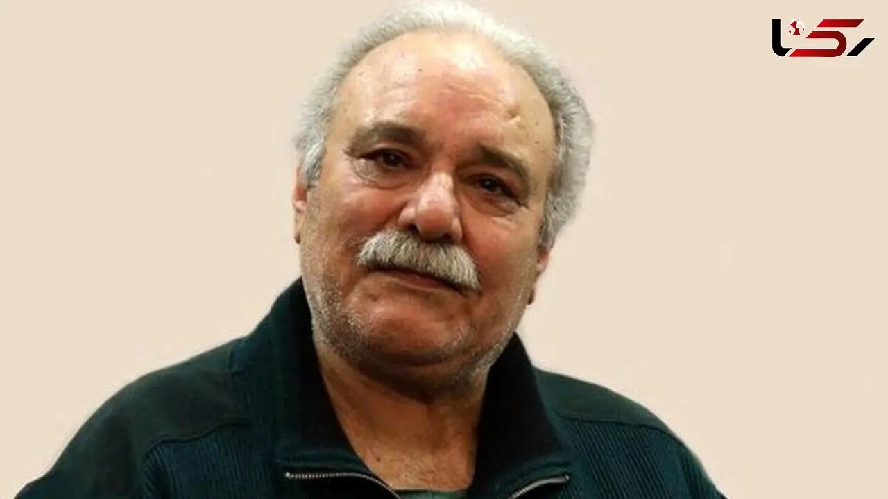 عکس ها / نگاهی به چیدمان منزل محمد کاسبی مزین به چفیه رهبری/ مبلمان چوبی و راحتی، تابلو دیواری، شلف دیواری و تندیس های نفیس 