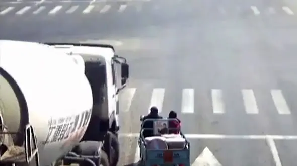 فیلم هولناک از تصادف کامیون و موتورسیکلت پشت چراغ قرمز