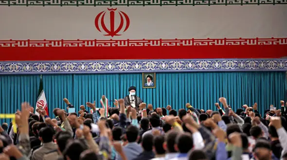 رهبر انقلاب: برخی نوجوانان و جوانان در کف میدان بچه‌ های خودمان هستند و ما با اینها بحثی نداریم