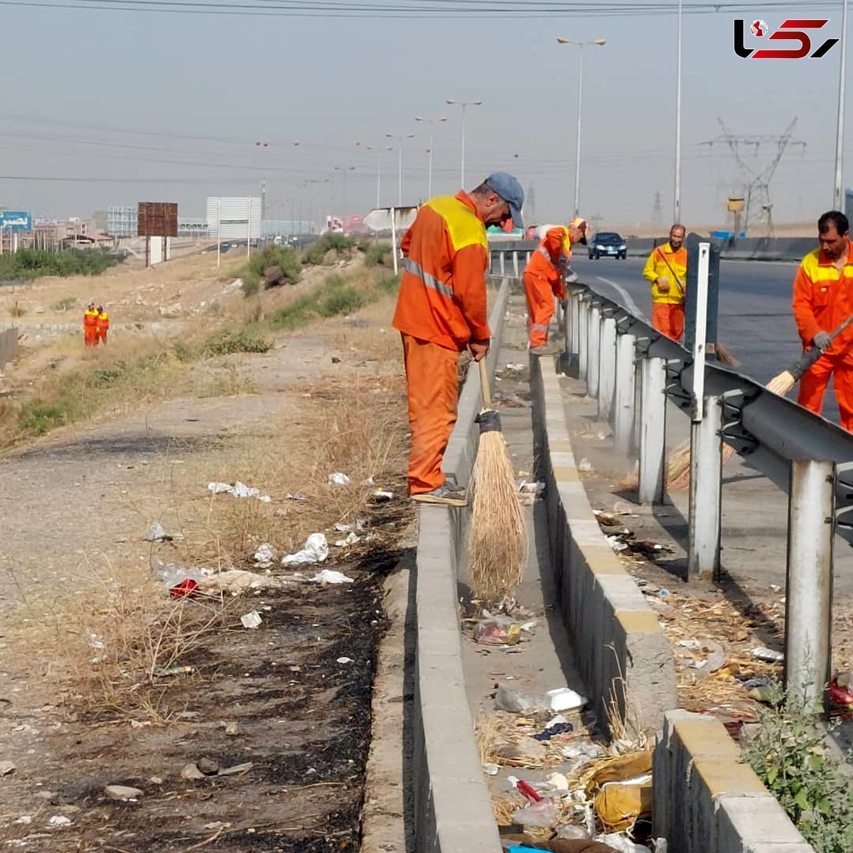 جمع آوری یک تن زباله از حاشیه اتوبان در آبیک