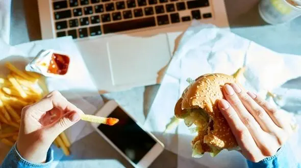 هر ماه چقدر فست فود می خوری؟ / مبتلا شدن کودکان 8 ساله به کبد چرب + فیلم