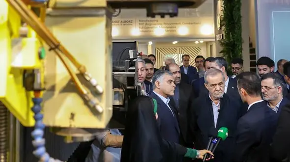  بازدید دکتر پزشکیان از بیست و نهمین نمایشگاه بین‌المللی نفت، گاز، پالایش و پتروشیمی تهران 