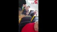 دعوای زشت یک مرد با زن مسافر در هواپیما +فیلم