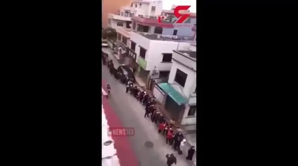 صف عجیب بیماران مبتلا به کرونا مقابل یک بیمارستان+ فیلم