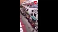 صف عجیب بیماران مبتلا به کرونا مقابل یک بیمارستان+ فیلم