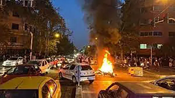 اطلاعیه دانشگاه اصفهان درباره حوادث شبهای اخیر / عده ای جلوی خوابگاه دانشجویی آتش روشن کردند که فراجا آنها را متفرق کرد