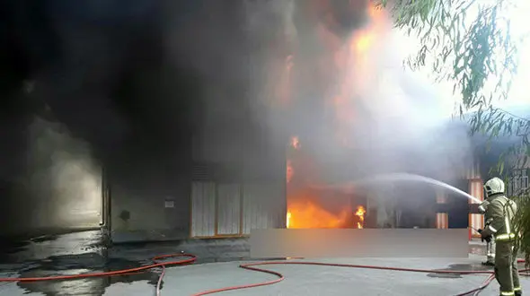 آتش سوزی گسترده سوله مواد پلاستیکی در جاده قدیک قم+ فیلم و عکس