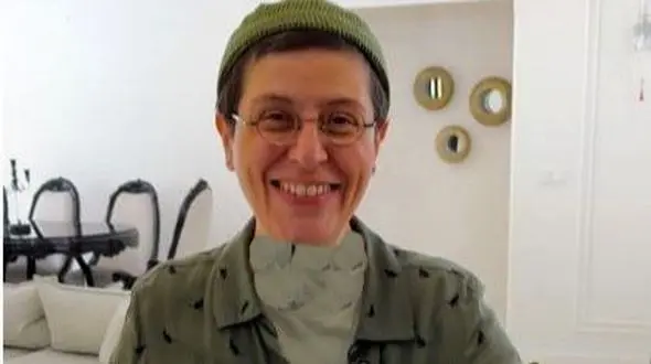 فیلم/ نگاهی به آپارتمان مینیمال سوسن پرور که عاشقش میشید/ ترکیب مبلمان خوشرنگ روکوکو با شمع‌هایی اروپایی و جزیره‌ای تماما مرمر! 