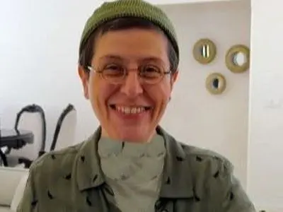 فیلم/ نگاهی به آپارتمان مینیمال سوسن پرور که عاشقش میشید/ ترکیب مبلمان خوشرنگ روکوکو با شمع‌هایی اروپایی و جزیره‌ای تماما مرمر! 