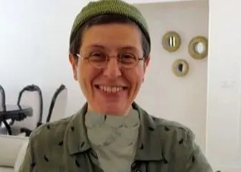 فیلم/ نگاهی به آپارتمان مینیمال سوسن پرور که عاشقش میشید/ ترکیب مبلمان خوشرنگ روکوکو با شمع‌هایی اروپایی و جزیره‌ای تماما مرمر! 