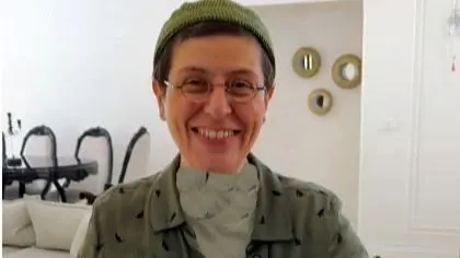 نگاهی به آپارتمان مینیمال سوسن پرور که عاشقش میشید/ ترکیب مبلمان خوشرنگ روکوکو با شمع‌هایی اروپایی و جزیره‌ای تماما مرمر!