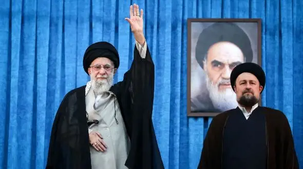 تصویری خاص از رهبر انقلاب و سید حسن خمینی در حرم امام خمینی