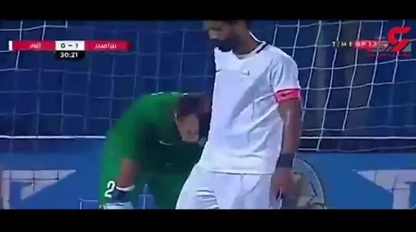 حرکت شگفت انگیز دروازه‌بان در زمین فوتبال همه را شوکه کرد + فیلم 