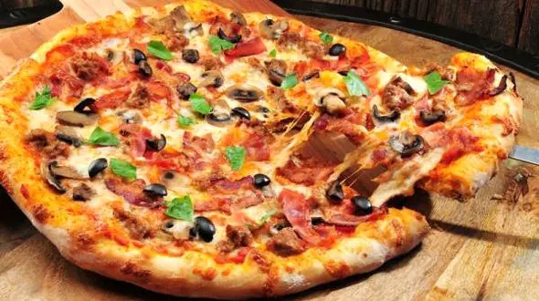 خوشمزه ترین پیتزای خانگی بدون استفاده از فر + دستور پخت