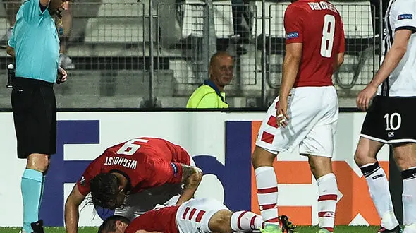 همبازی جهانبخش وسط زمین ضربه مغزی شد/اشک ها و دعای هم تیمی ها بالای سرش+عکس