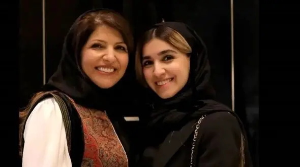 عکس/ نگاهی به همسر سردار آزمون در افتتاحیه لاکچری مدرسه زیبایی مادرش/ از کیک 3 طبقه در مراسم و گل های زیبای اهدایی