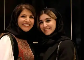 عکس/ نگاهی به همسر سردار آزمون در افتتاحیه لاکچری مدرسه زیبایی مادرش/ از کیک 3 طبقه در مراسم و گل های زیبای اهدایی