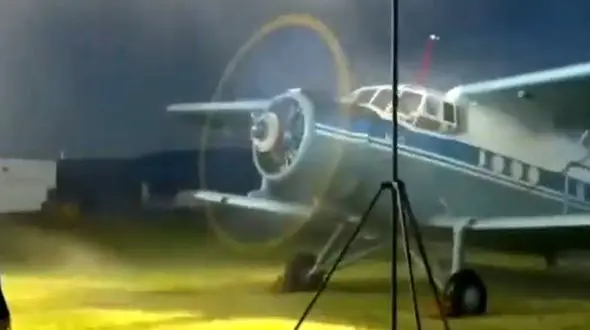 هواپیما زیر باران مصنوعی + فیلم 