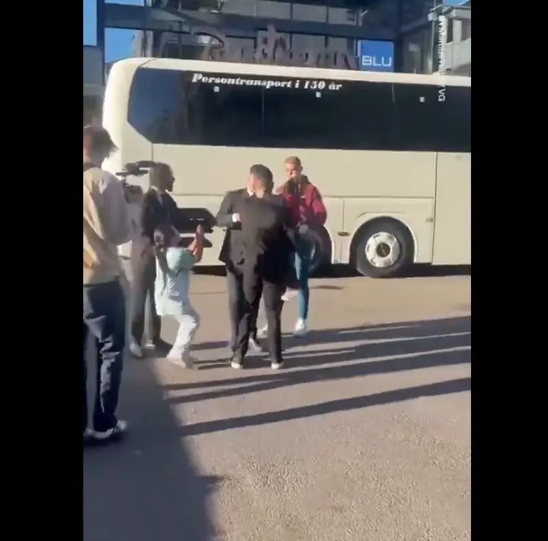 لحظه فوق احساسی رونالدو هنگام ورود به نروژ؛ استقبال ویژه از ستاره فوتبال