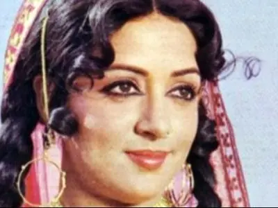 عکس سفر در زمان /  «بسنتی» فیلم (شعله) در 63 سالگی در بمبئی / همامالینی سال 1390