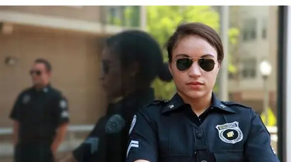 فیلم / خانم پلیس یک تنه اوباش خطرناک را کتک زد !  / حتما ببینید