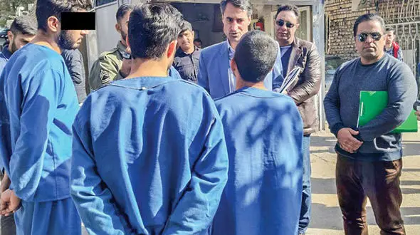 دید زدن خانه ای توسط همسایه فاجعه بار شد + عکس محل قتل و قاتل زخمی