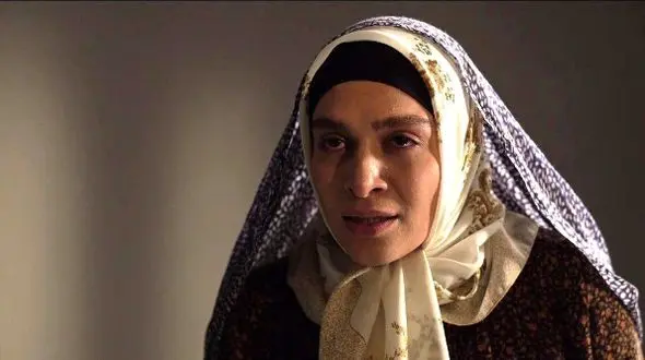 عکس؛ سفر در زمان؛ «گلچهره مادر جواد» سریال بچه مهندس 1 در 42 سالگی / استایل بحث برانگیز خانم بازیگر با دستکش حریر!