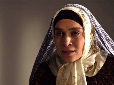 عکس؛ سفر در زمان؛ «گلچهره مادر جواد» سریال بچه مهندس 1 در 42 سالگی / استایل بحث برانگیز خانم بازیگر با دستکش حریر!