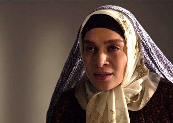 عکس؛ سفر در زمان؛ «گلچهره مادر جواد» سریال بچه مهندس 1 در 42 سالگی / استایل بحث برانگیز خانم بازیگر با دستکش حریر!