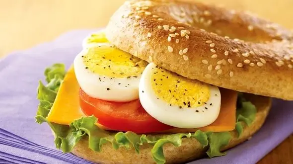 چه کسانی مجاز به خوردن تخم مرغ سفت نیستند؟