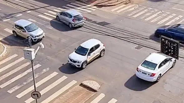 در این چهارراه یک لحظه غفلت کنید فاجعه آفرین می شود + فیلم