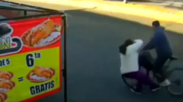 فیلم خنده دارترین صحنه تصادف عابرپیاده وسط خیابان