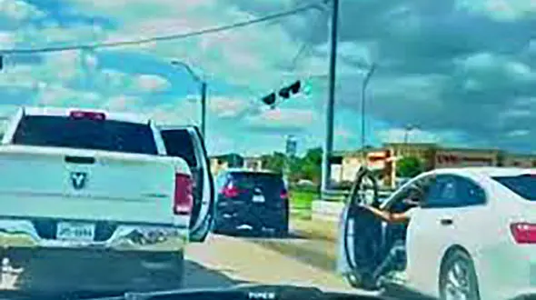 ببینید / رو دست خوردن یک قلدر خیابانی؛ هفت‌تیرکشی در مقابل قمه‌کشی وسط جاده! + فیلم