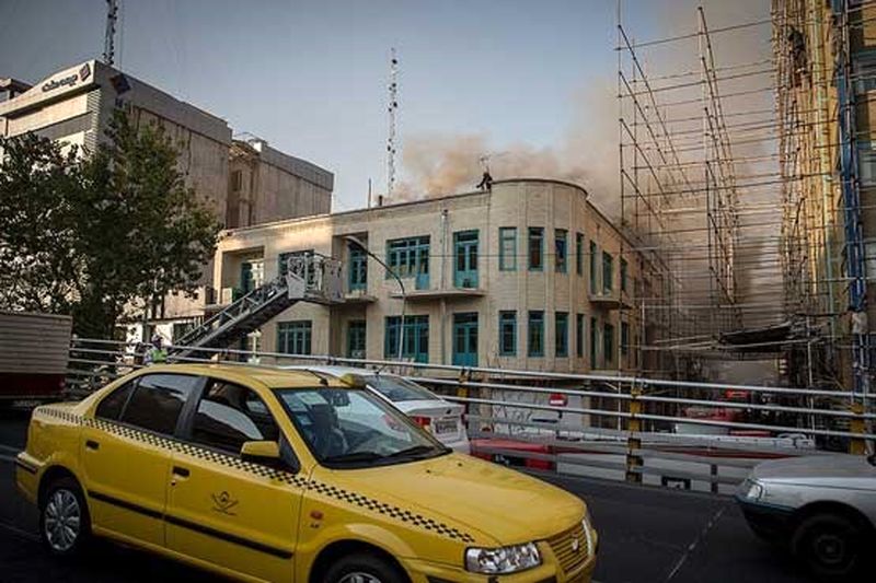 آتش‌ سوزی ساختمان قدیمی در خیابان انقلاب تهران