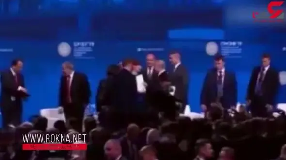 فیلم لحظه سقوط رئیس جمهور چین از روی استیج مقابل چشمان پوتین