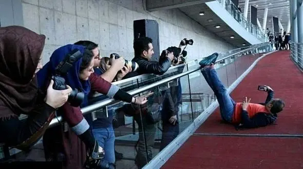 سلفی عجیب و متفاوت رامبد جوان با عکاسان+ عکس