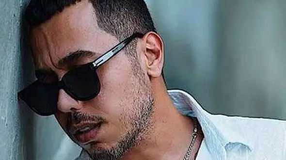 دانلود آهنگ دانوش از غم تو که یبارم ندیدمت گریه میکنم