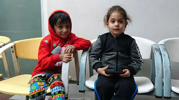 زینب کوچولو، عروسکی که در انفجار سوخت / مادر و دخترک نیازمند کمک های انساندوستانه هستند+عکس