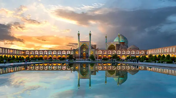 میدان نقش جهان آنقدر خلوت است که صدای پای خود را می شنوید / افزایش قیمت مواد اولیه؛ مانعی جدی بر سر راه احیای هنرهای سنتی + فیلم