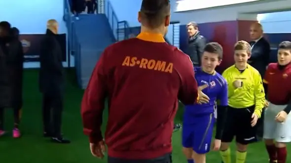 عکس العمل کودکان هنگام مشاهده قهرمانان فوتبالی خود + فیلم