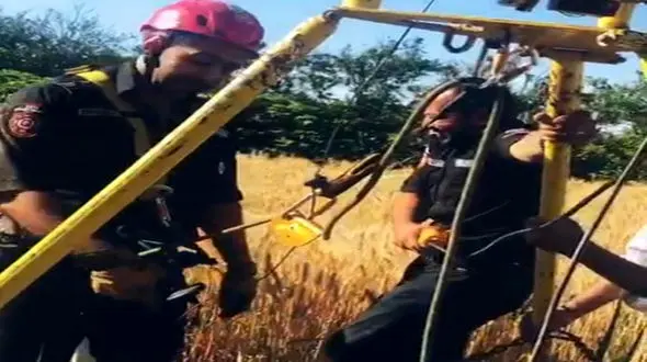 اقدام انساندوستانه آتش نشانان در عمق چاه / نجات سگ از چاه 8 متری