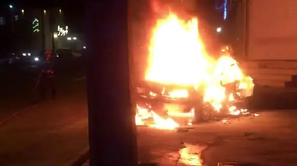 فیلم لحظه وحشتناک سوختن خودروی سواری در زاهدان + عکس