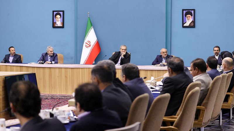 دکتر مسعود پزشکیان پیش از ظهر امروز سه‌شنبه در دیدار اعضای شورای مرکزی و دبیران استانی حزب اعتدال و توسعه