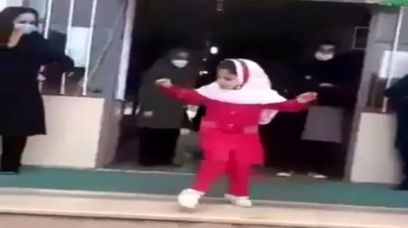 فیلم آواز شاد! / دختر دانش آموز با چنان مهارتی  در مدرسه آذری رقصید همه مبهوتش شدند !